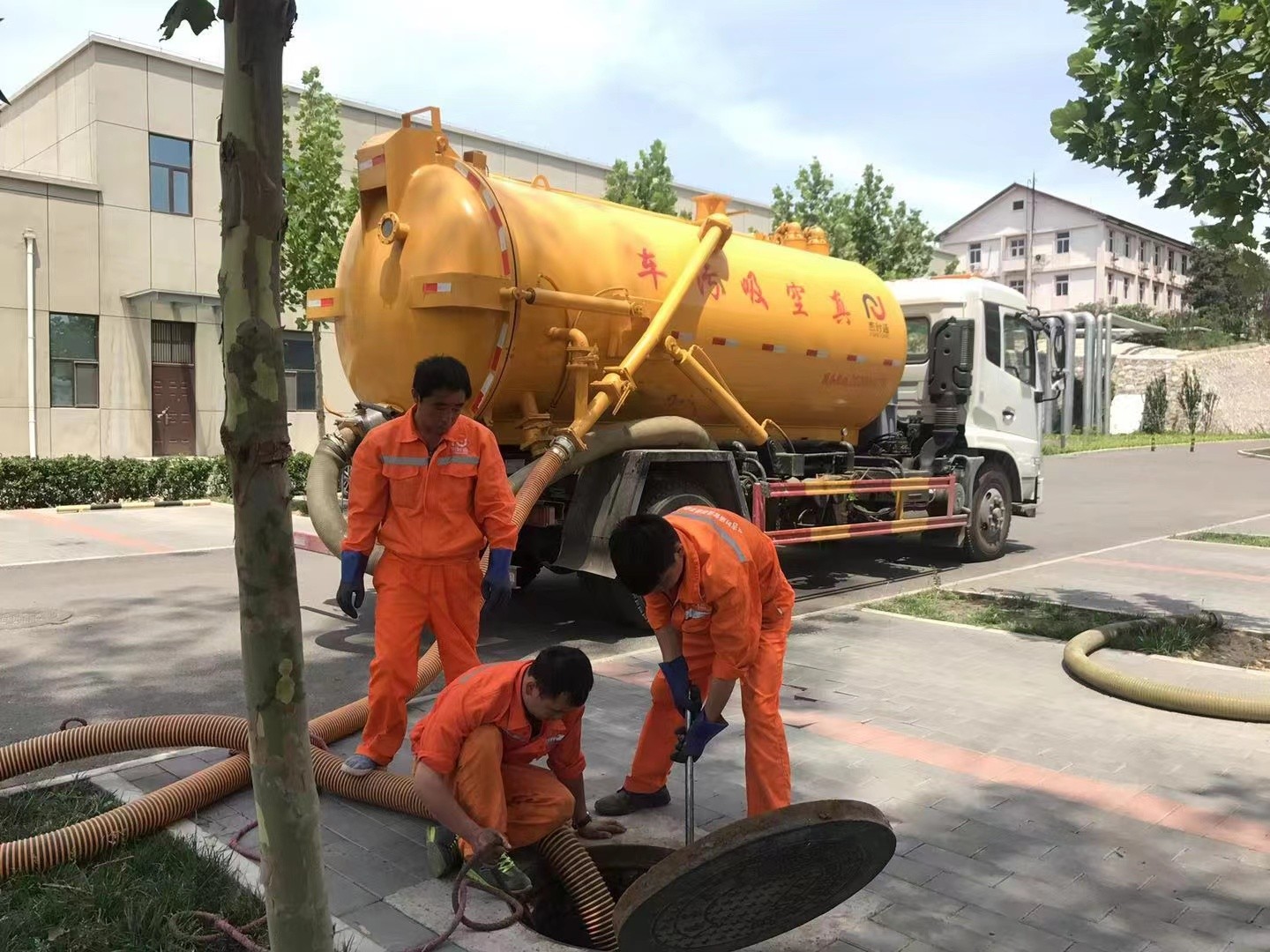 白城管道疏通车停在窨井附近