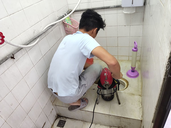 白城管道堵塞冒臭气 专业师傅现场解决问题